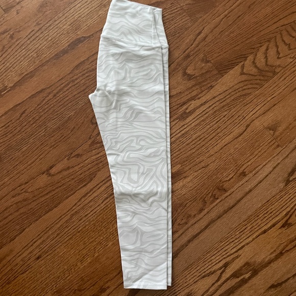 Alo: High Waist Airbrush in White Zebra - Picture 4 of 7